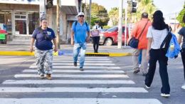 peatones caminando en crucero de los mochis