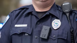 policía con cámara corporal