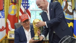 trump sostiene la copa del mundial de futbol