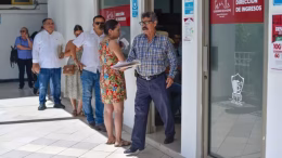 contribuyentes pagando impuestos