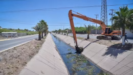 maquinaria trabajando en un dren pluvial