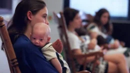 mujer sostiene a bebe