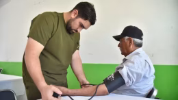 personal medico atiende a paciente