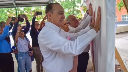 antonio menendez plasma sus manos en muro rosa