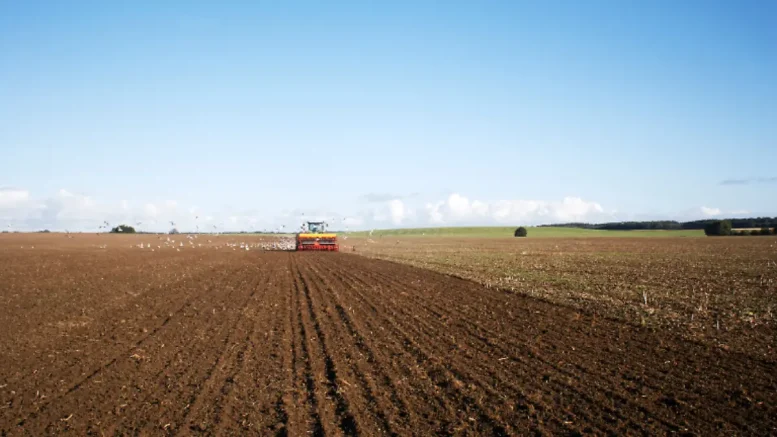 maquinaria en campo agrícola