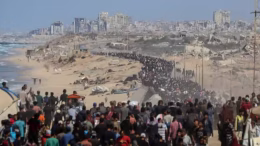 multitud camina hacia gaza
