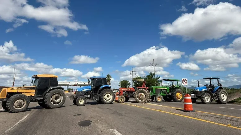 tractores bloquean caseta de cobro