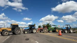 tractores bloquean caseta de el pisal en culiacan