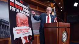 Chuck Schumer, habla ante la prensa