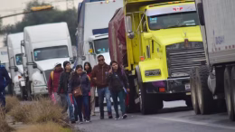 camiones en bloqueo de casetas