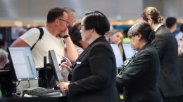 empleadas de aerolíneas atienden a pasajeros