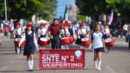 escuelas desfilando el 20 de noviembre