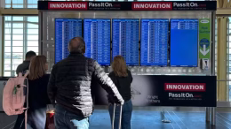 pantalla de información de vuelos en aeropuerto