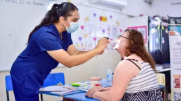 personal medico atiende a paciente