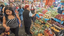 personas comprando en mercado