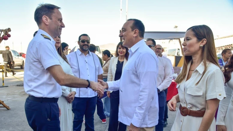 antonio menendez saluda al capitan del navio