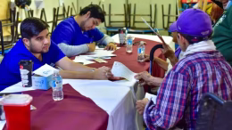 medico atiende a persona en las malvinas