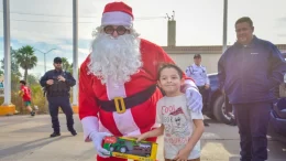 policlaus entrega juguetes a niños de ahome