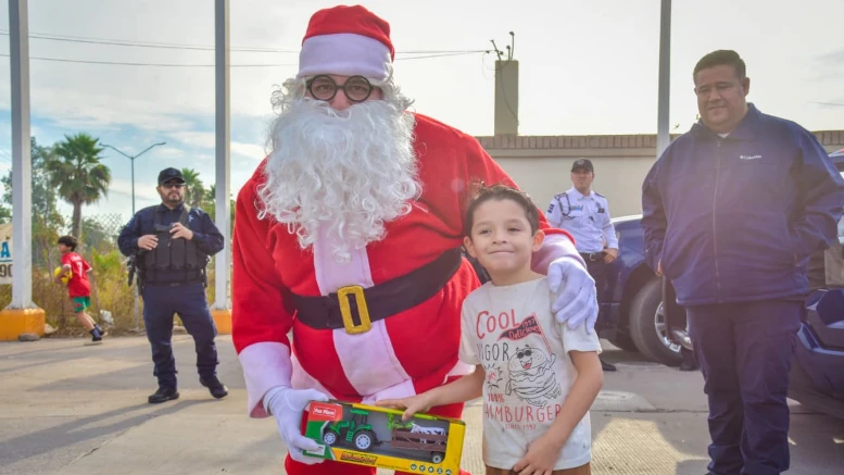 policlaus entrega juguetes a niños de ahome