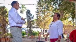 antonio menéndez habla con ciudadana