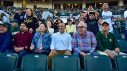 menendez y rocha disfrutam juego de beisbol