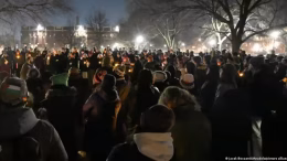 multitud en vigilia por muerte de mujer en minnesota