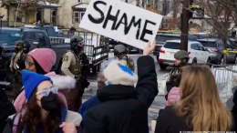 multitud protesta ante agentes federales en estados unidos