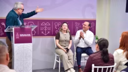 Rubén Rocha y Antonio Menéndez en la conferencia La Semanera en Los Mochis.