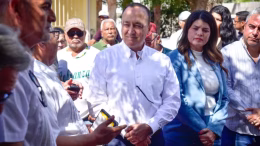 antonio menendez atiende a ciudadanos