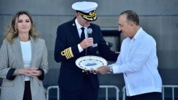 antonio menendez recibe a turistas de crucero