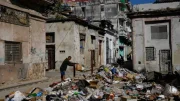 hombre arroja basura en calle de la habana
