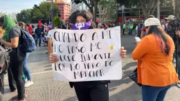 manifestante contra violencia a mujeres