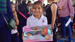 niña recibe juguete