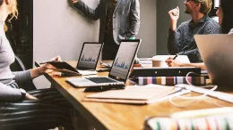 trabajadores en reunión