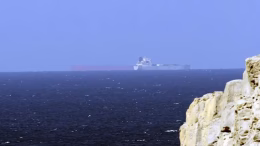 Petroleros cruzan el Estrecho de Ormuz