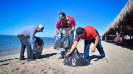 personal del ayuntamiento de ahome limpia playa