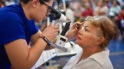 revisión médica a paciente con glaucoma