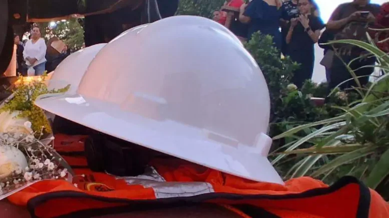 trabajadores mineros atrapados en derrumbe