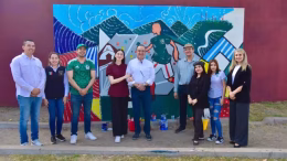 antonio menendez en parque prado bonito visitando mural mundialista