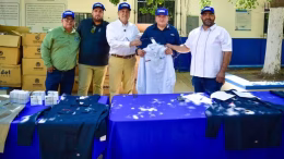 antonio menendez entrega uniforme a trabajador de japama
