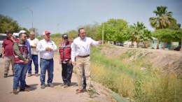 antonio menendez revisa drenes