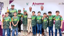 antonio menendez con niños beisbolistas