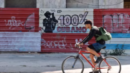 ciclista en calle de cuba