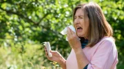 mujer con alergia