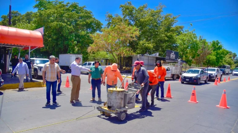antonio menendez supervisa rayado de calles