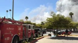 carros de bomberos en incendio