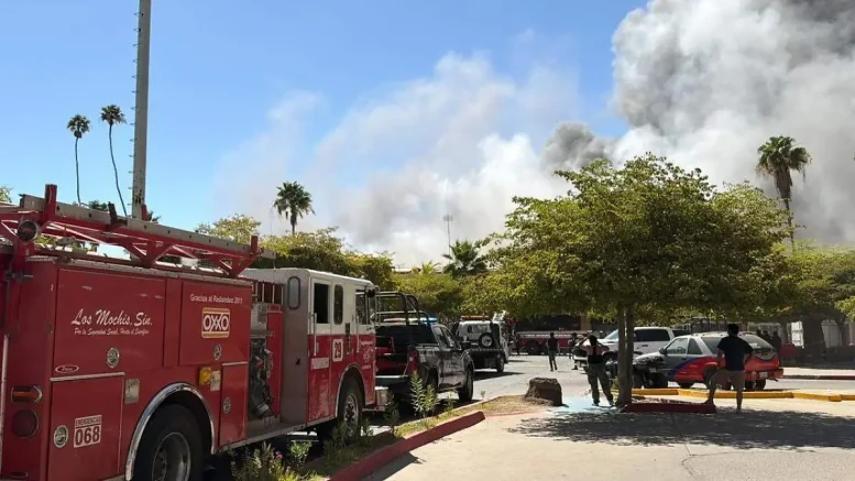 carros de bomberos en incendio