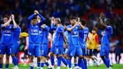 jugadores del cruz azul celebran empate con chivas