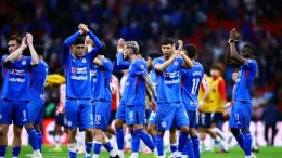 jugadores del cruz azul celebran empate con chivas