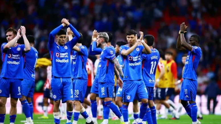 jugadores del cruz azul celebran empate con chivas
